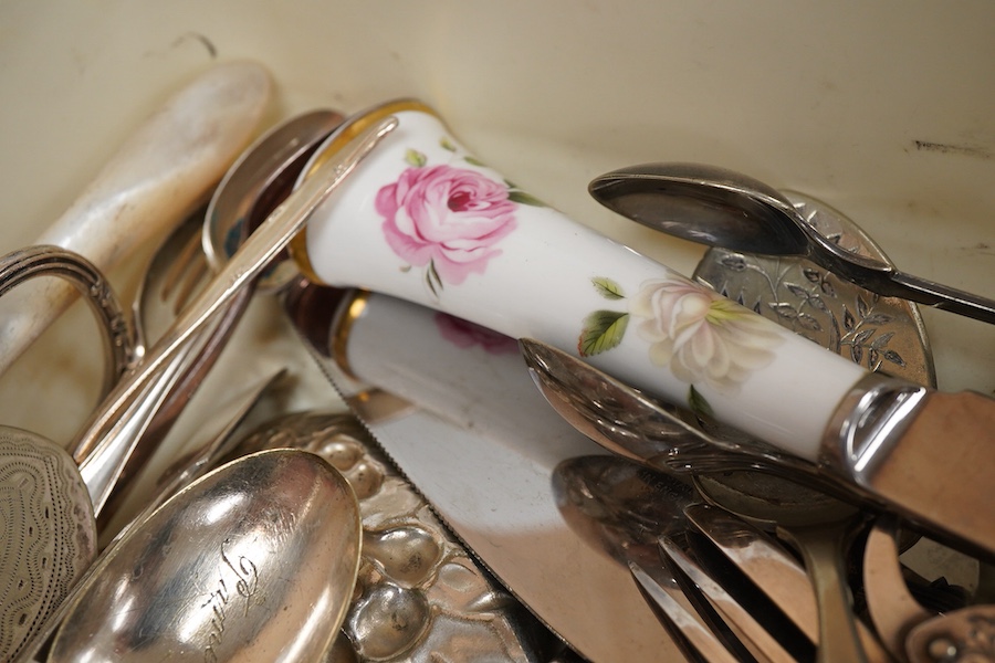 Nine items of sundry small silver flatware including a pair of early Victorian fiddle pattern mustard ladles, London, 1844, together with two early 20th century French mother of pearl handled white metal dessert knives a